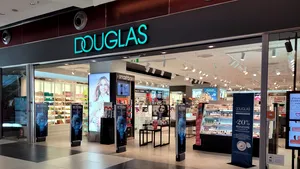 DOUGLAS deschide trei magazine noi in Romania