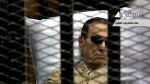 Hosni Mubarak, condamnat la închisoare pe viaţă. Fostul preşedinte egiptean, vinovat  pentru uciderea a 850 de manifestanţi în timpul revoltei - FOTO, VIDEO