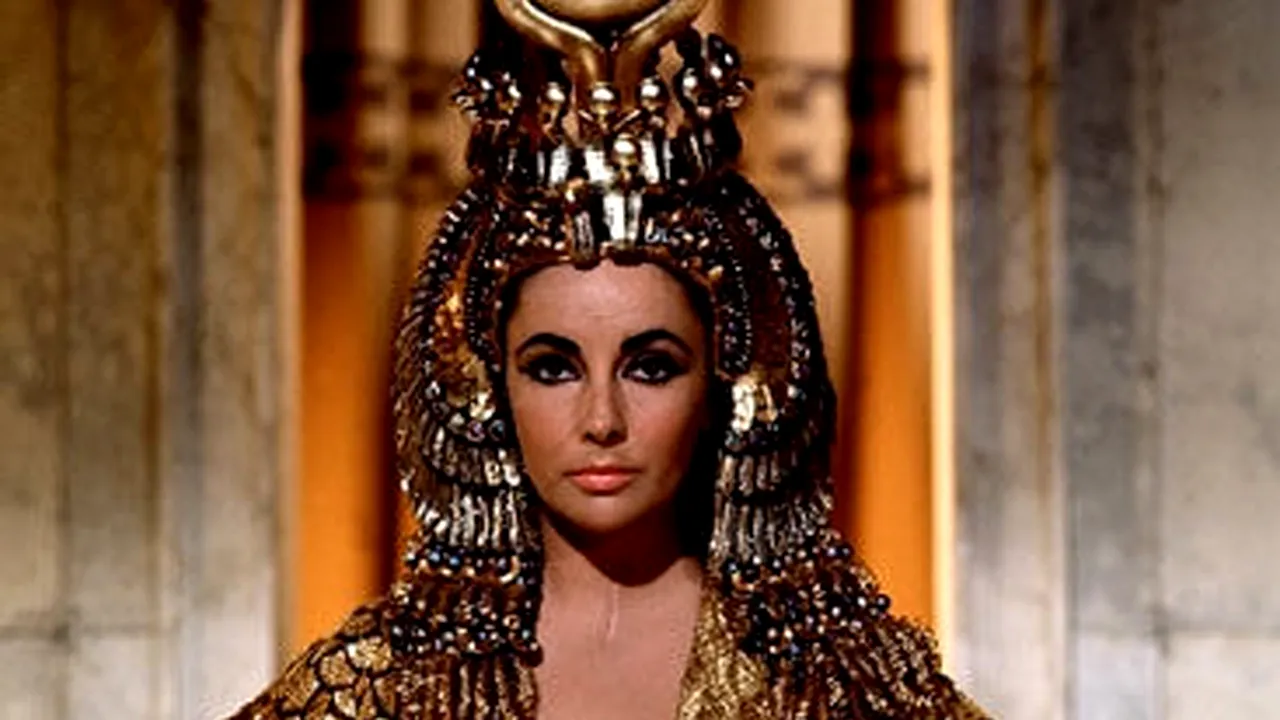 Capa aurie purtată de Elizabeth Taylor în filmul 