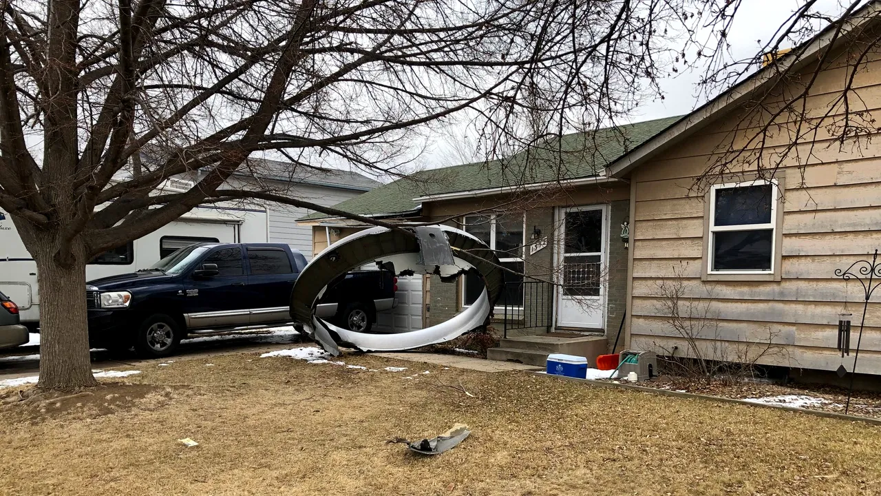 Motorul unui avion de pasageri, dezintegrat în aer, la scurt timp după explozie. Resturile au căzut peste un oraş din Colorado