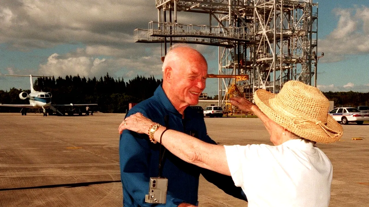22 de ani de când John Glenn a devenit cel mai vârstnic astronaut din lume