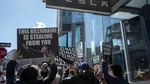 Protest în fața unei reprezentanțe Tesla din New York