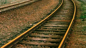 Un australian adormit pe calea ferată a supravieţuit după ce un tren a trecut peste el