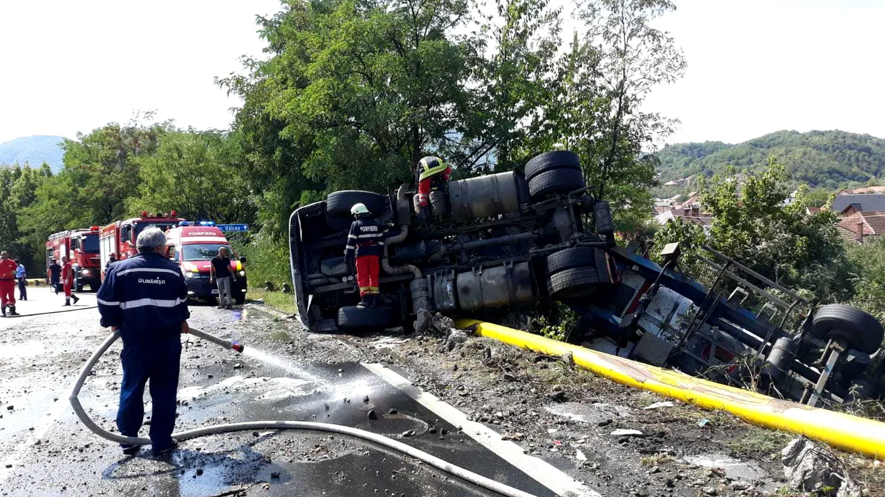 Un TIR încărcat cu bere s-a răsturnat pe şoseaua de centură din Călimăneşti/ Şoferul a fost rănit | FOTO