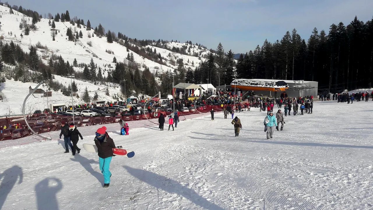Cea mai lungă pârtie de schi din nordul ţării, inaugurată după 10 ani cu scandal: Bătaie de joc/ Gondola nu merge în ziua inaugurării. Parcare egală cu 0/ La 20 mil. euro vreţi să şi meargă?