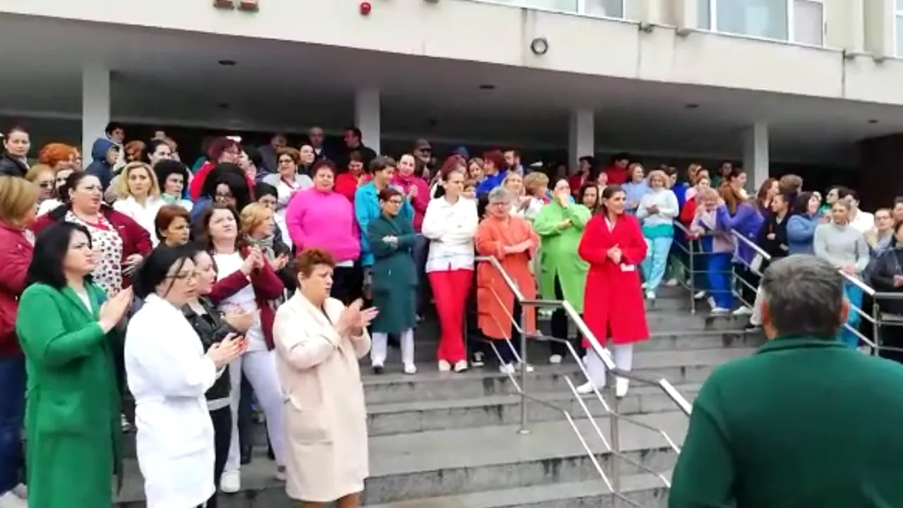Angajaţii Spitalului de Urgenţă Craiova au năvălit peste manager. Oamenii protestează şi cer medicamente pentru bolnavi şi căldură în spital - VIDEO