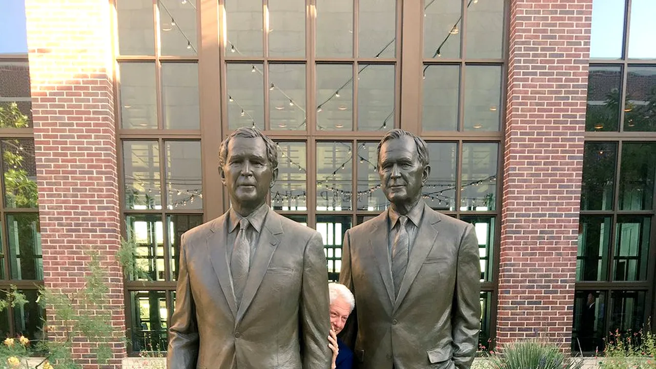 Bill Clinton se ascunde între cei doi preşedinţi Bush, într-o fotografie care a devenit virală în online