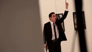 Ambasadorul rus asasinat în galeria de artă din Ankara: Fotograful care şi-a păstrat calmul şi a fotografiat momentul atacului
