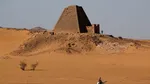 Piramidele din Meroe, sit al Patrimoniului Mondial UNESCO, amenințate de războiul și acumularea de nisip din Sudan