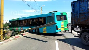 Constanţa: Un autobuz a rămas suspendat pe un pod după ce a rupt balustrada