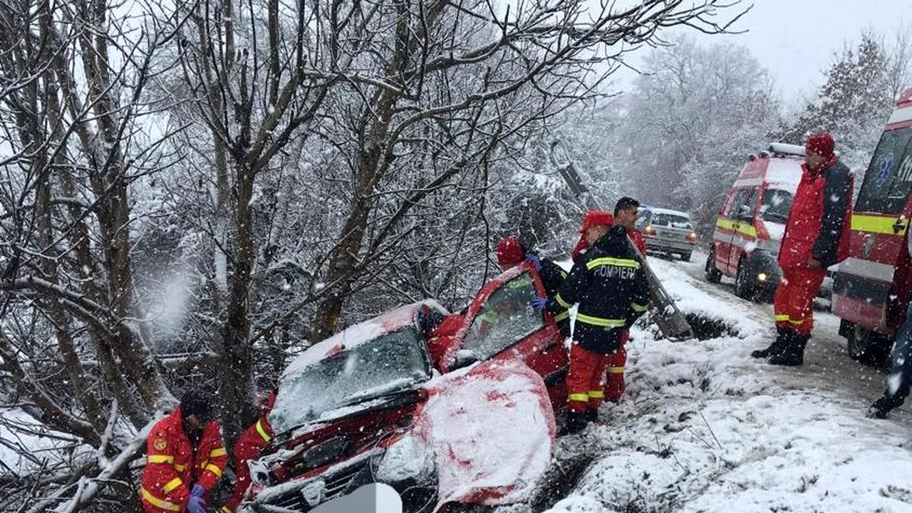 Accident rutier GRAV în Sibiu: Un mort şi un rănit grav, după ce maşina în care se aflau a derapat