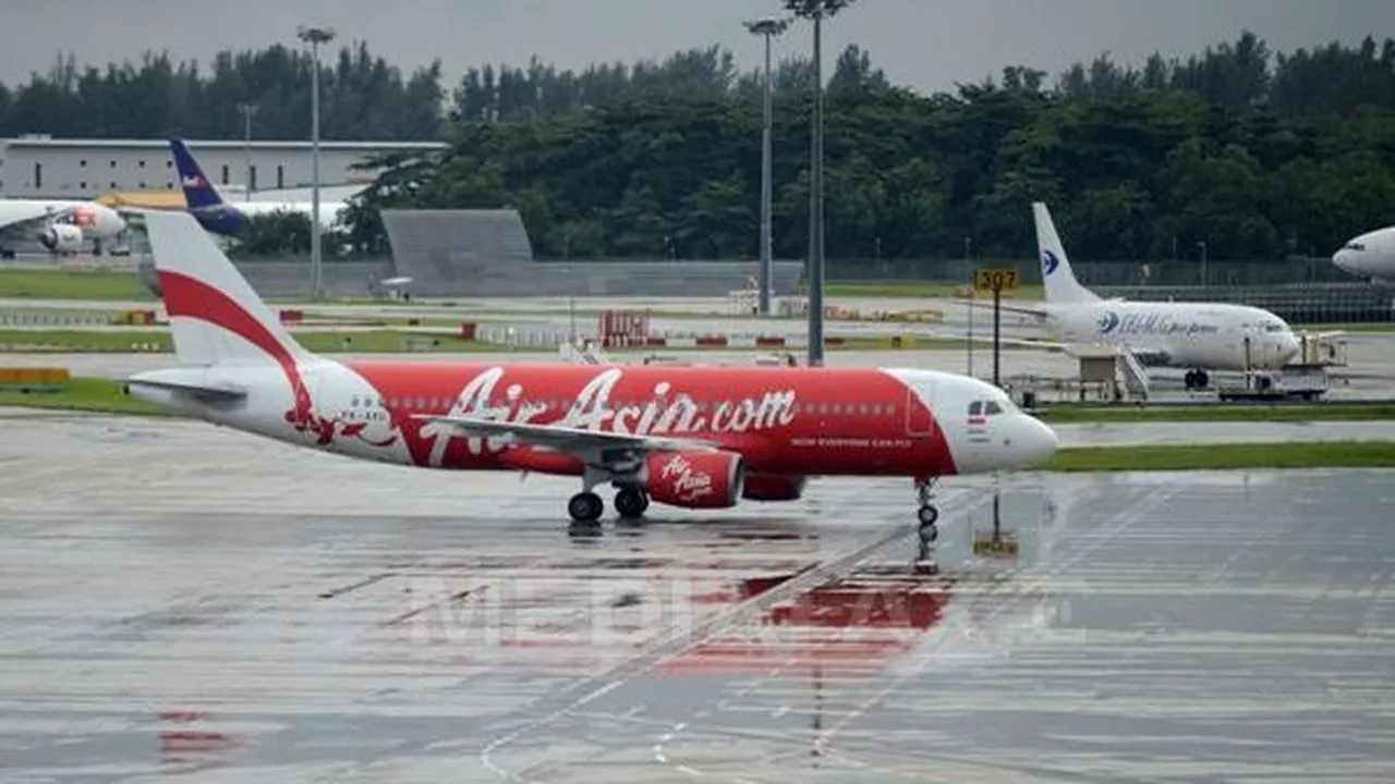 Un avion al companiei malaysiene AirAsia cu 162 de oameni la bord A DISPĂRUT. Aeronava s-ar fi PRĂBUŞIT. Căutarea avionului a fost reluată luni - FOTO