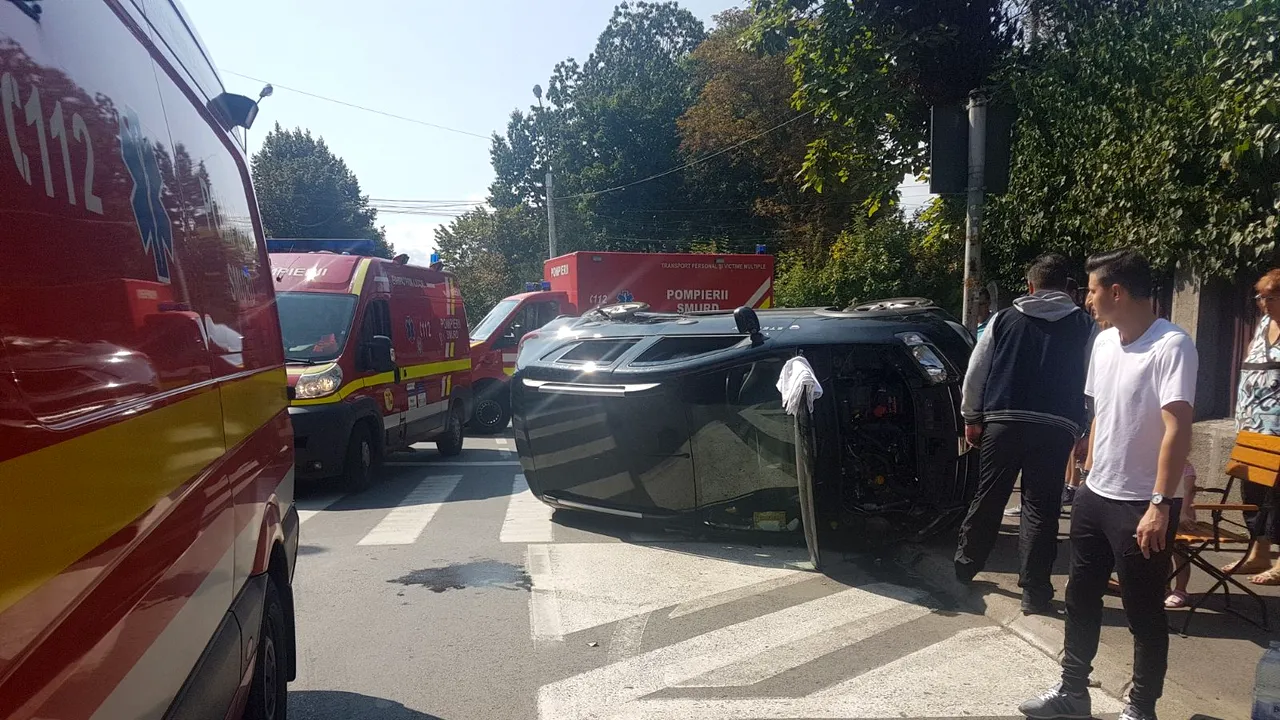 FOTO | Accident la Sibiu: Cinci persoane au fost rănite, între care doi copii, după ce două maşini s-au ciocnit într-o intersecţie 