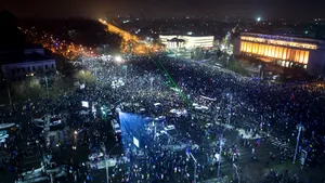 Protestatarii, aplaudaţi în Plenul Parlamentului pentru că au determinat guvernul să abroge OUG 13