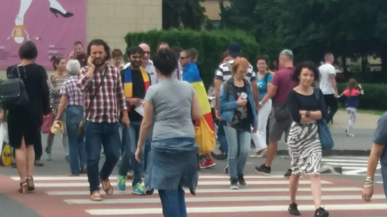 Protest faţă de modificarea Codurilor penale. Zeci de oameni traversează strada la Cluj-Napoca, blocând traficul 