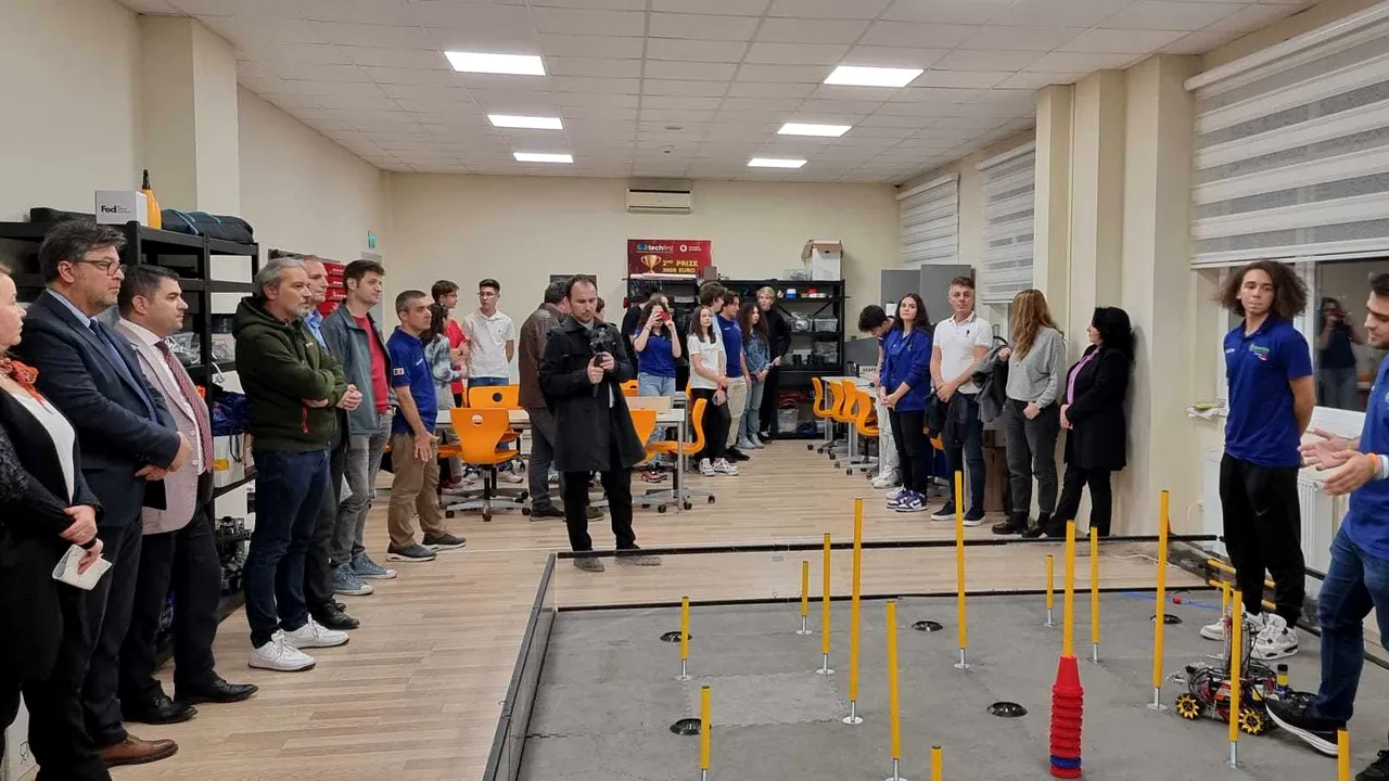 O echipă de elevi strânge bani pentru echiparea laboratoarelor de robotică din liceele româneşti