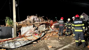 Explozie, urmată de un incendiu în județul Cluj. Un bărbat a fost găsit mort sub dărâmături