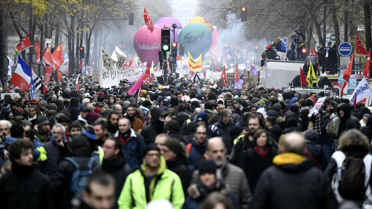 Franţa, paralizată de o nouă zi de proteste. 1,5 milioane de oameni au protestat joi in ţară