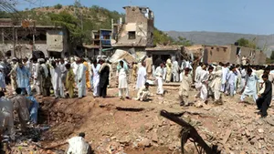 Atentat cu bombă în nord-vestul Pakistanului, soldat cu 33 de morţi - VIDEO
