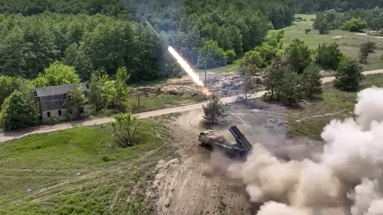 Războiul din Ucraina, ziua 165. 10.000 de militari ucraineni vor fi pregătiţi în Marea Britanie de instructori străini / Moscova tachinează Kievul. Mai multe rachete ruseşti au căzut lângă centrala nucleară Zaporojie. AIEA şi-a exprimat îngrijorarea cu privire la acţiunile ambelor tabere
