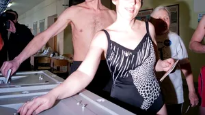 Mai mulţi înotători au mers la vot în costume de baie în Siberia - FOTO