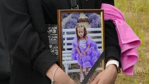 Un preot ortodox a izbucnit în lacrimi la înmormântarea copilului-simbol al atacului din Viniţa