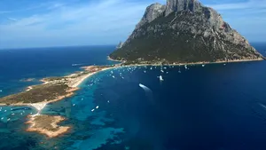 Cel mai mic ''regat'' din lume. Mărirea şi decăderea unei familii care a stăpânit mai bine de 200 de ani o parte a unei insule