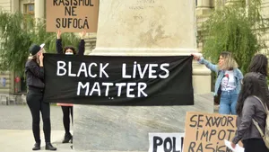 Protest de susţinere cu mişcarea „Black Lives Matter”, în Capitală: „Culoarea pielii nu e o crimă” FOTO VIDEO  