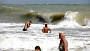Trei bărbaţi au murit înecaţi sâmbătă pe litoral. Doi copii, în pericol de a se îneca