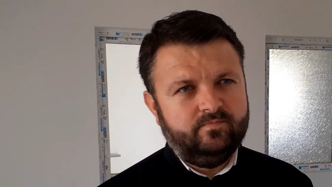 Părintele Danu, „îngerul cu mână de fier”. Cum a reuşit să dezvolte un proiect prin care sprijină o întreagă comunitate
