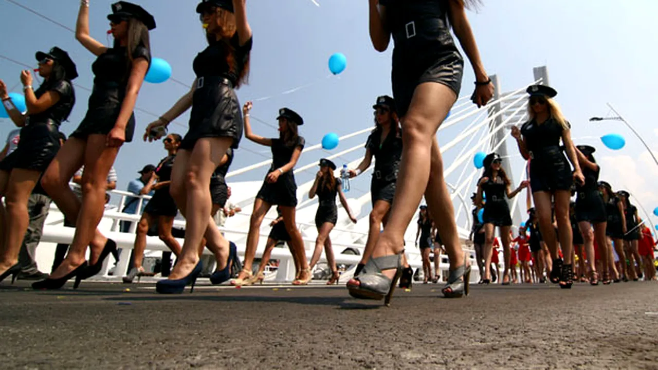 Bucharest Summer Parade: Motociclişti, maşini retro, fanfare ale poliţiştilor şi jandarmilor defilează la inaugurarea Pasajului Basarab - GALERIE FOTO, VIDEO
