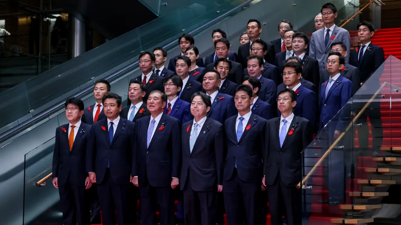 Guvernul japonez a modificat o fotografie oficială a noului cabinet, după ironii pe reţele