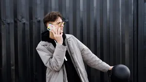 Cum afli în 10 secunde dacă vorbești cu o AI sau cu un om la telefon
