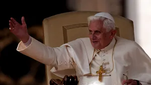 Papa Benedict al XVI-lea primeşte tricourile echipelor Benfica şi Sporting Lisabona