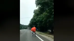 O filmare în care Poliţia opreşte un bărbat costumat în Superman a stârnit sute de comentarii pe internet | VIDEO