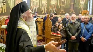 Preoții s-au rugat pentru siderurgiștii gălățeni. ÎPS Casian a participat la slujba de la biserica de pe platforma siderurgică Liberty Galați