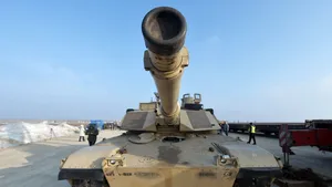 IMAGINILE ZILEI: Un tanc zdobeşte o maşină plină cu explozibil în Egipt, salvând astfel în jur de 50 de oameni