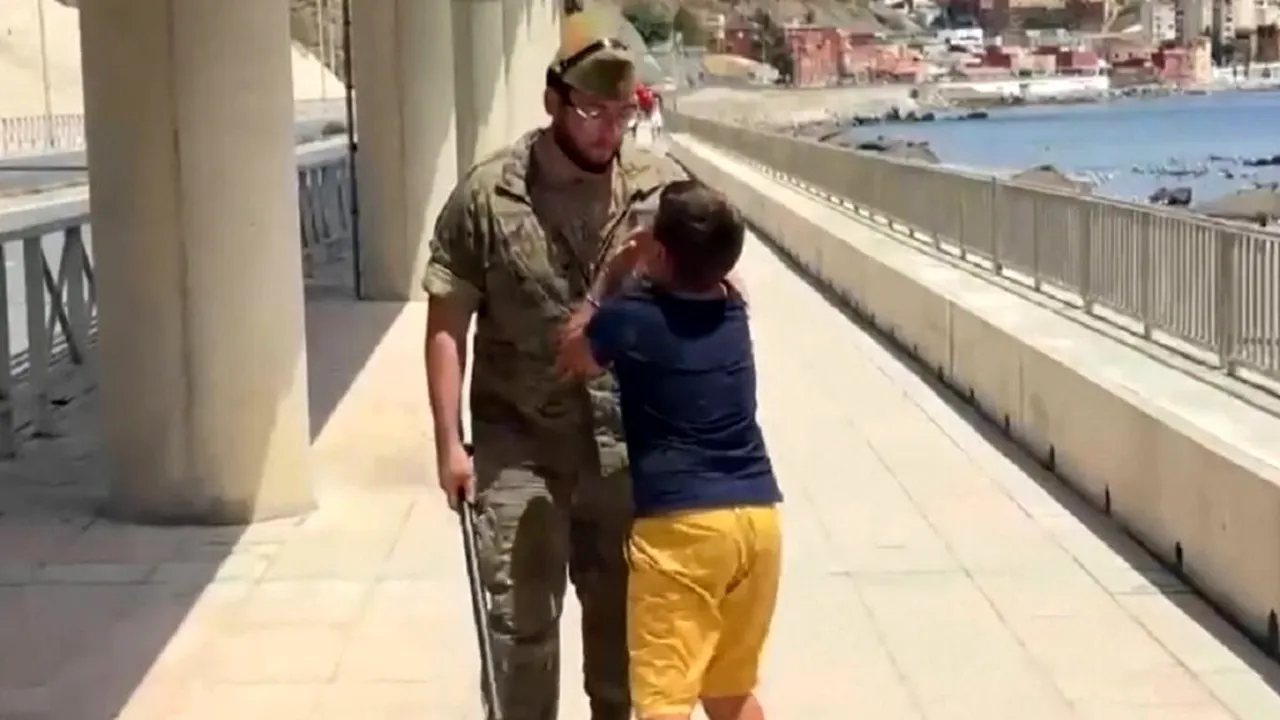 VIDEO Imagini emoționante: un copil migrant îi imploră pe soldații spanioli să nu-l trimită înapoi