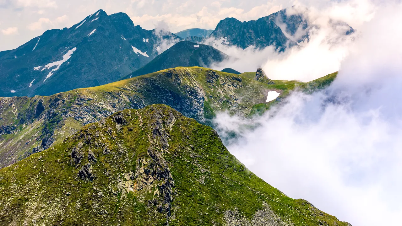 Alpinist dispărut în Munţii Făgăraş, căutat cu un elicopter MAI 