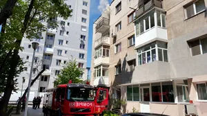 Copil de doi ani a supravieţuit după ce a căzut de la etajul 9 al unui bloc, dar este în stare gravă