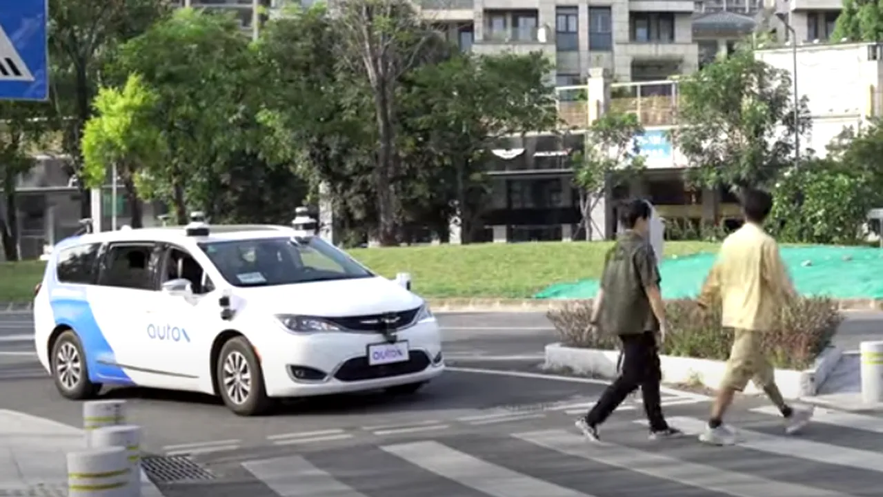 Un start-up din China a lansat o flotă de maşini autonome numite robotaxi-uri