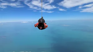 S-a deschis sezonul de paraşutism la mare! Adrenalină şi senzaţii tari pe litoral cu TNT Brothers