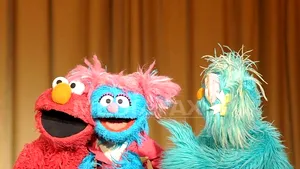 Păpuşile Muppets s-au asociat cu vedetele site-ului YouTube pentru a realiza o serie de videoclipuri