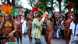 Geoană, Dragnea şi Mazăre, la barul unde au spectacole dansatorii brazilieni
