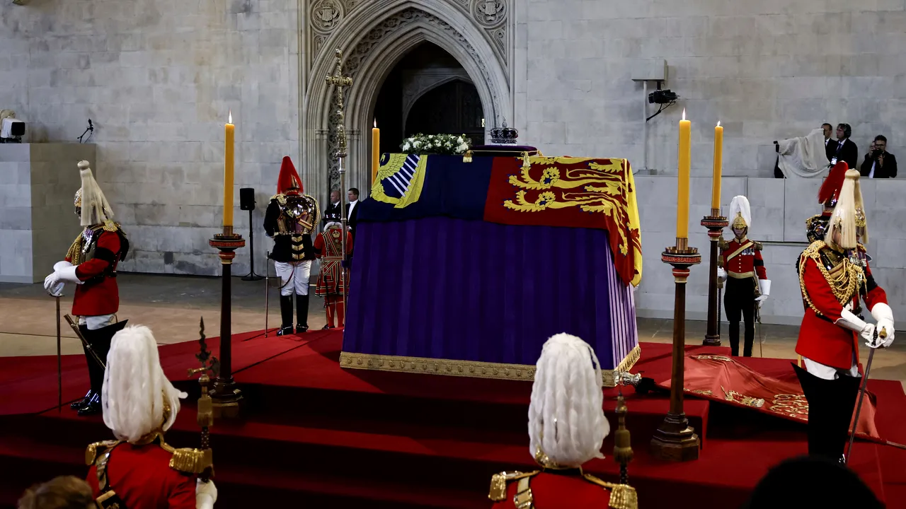 O delegaţie din China nu a putut intra în Westminster Hall pentru a o omagia pe regină