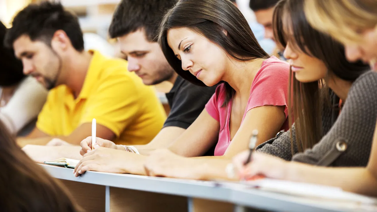Proiect: Bursa pentru studenţii români de pretutindeni poate fi cumulată cu alte burse