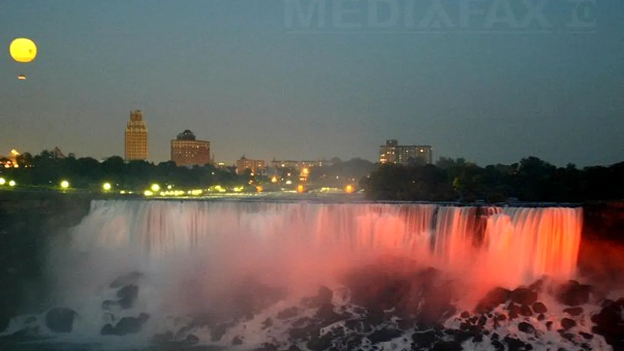 IMAGINI INEDITE: Cascada Niagara a îngheţat parţial din pricina vortexului polar - FOTO