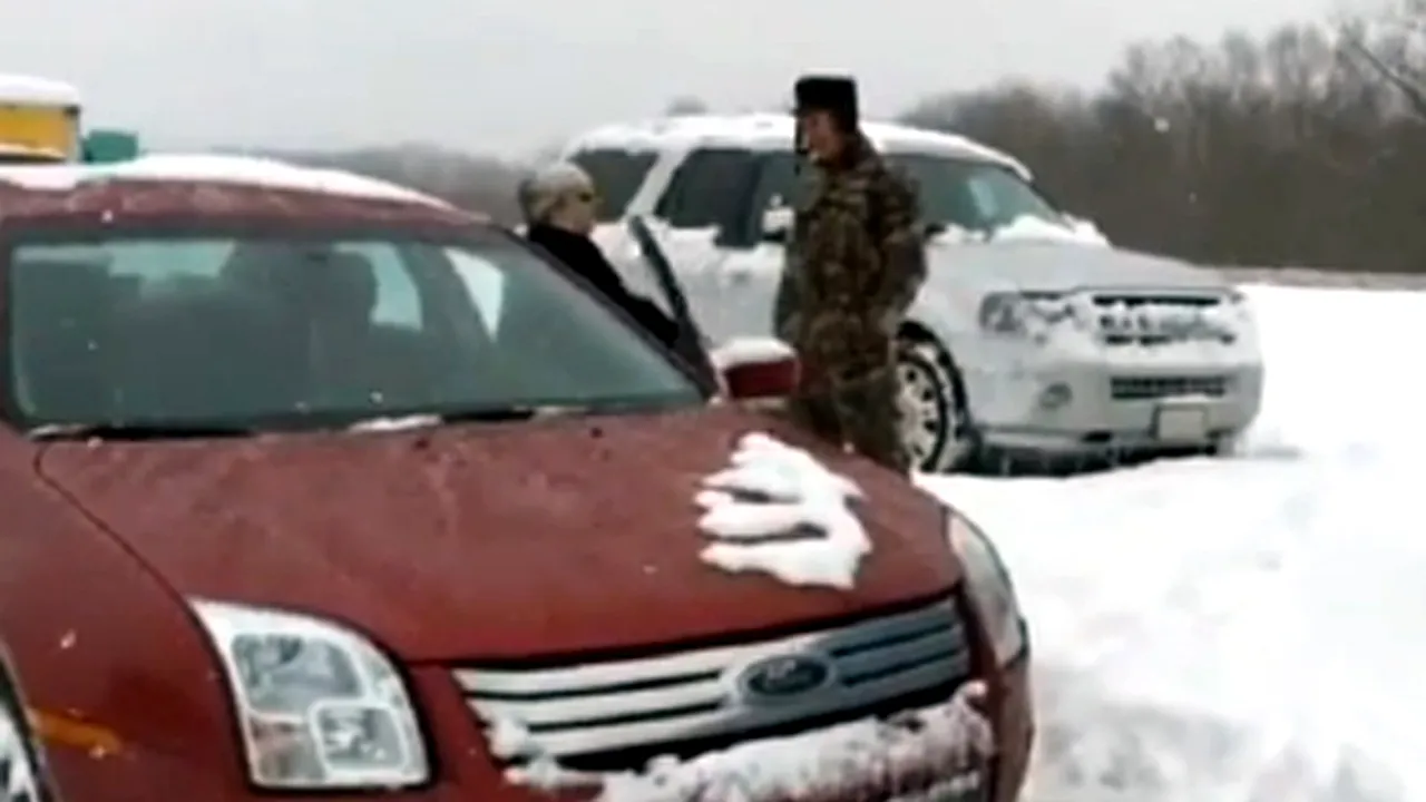 Trei maşini înzăpezite în Prahova, pompierii intervin pentru scoaterea autoturismelor 