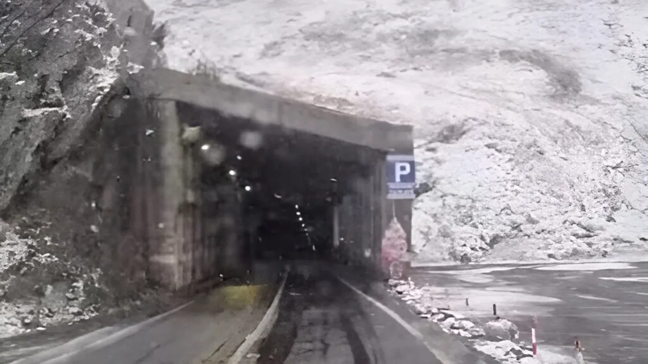 A nins pe Transfăgărășan: Drumarii intervin cu utilaje și materiale antiderapante