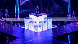 Finala Campionatul mondial de League of Legends a debutat cu un concert impresionant. Organizatorii s-au folosit de realitatea augumentată pentru a da viaţă personajelor pe scenă
